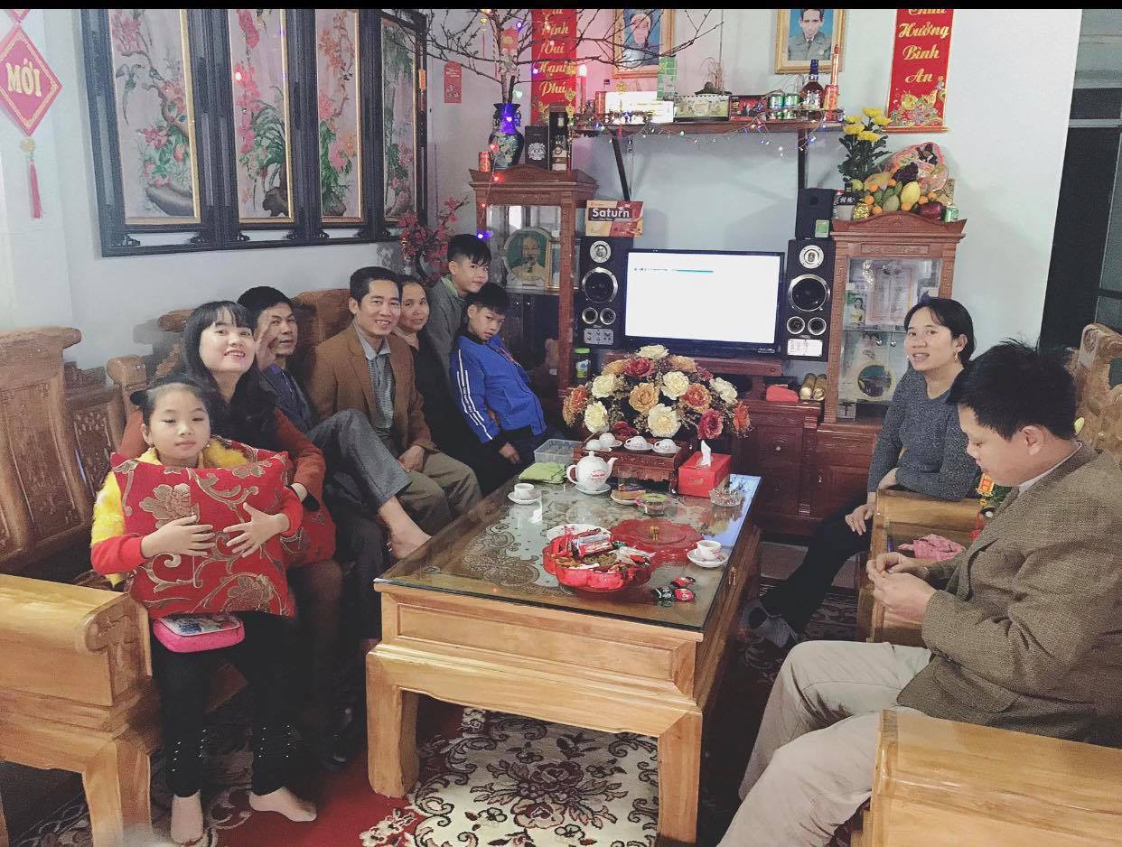 Con gái khoe bố mẹ tình cảm như hồi mới cưới, ngày nào bố cũng chạy 40km xuống viện, kiên nhẫn gội đầu bôi thuốc cho mẹ cả tiếng đồng hồ