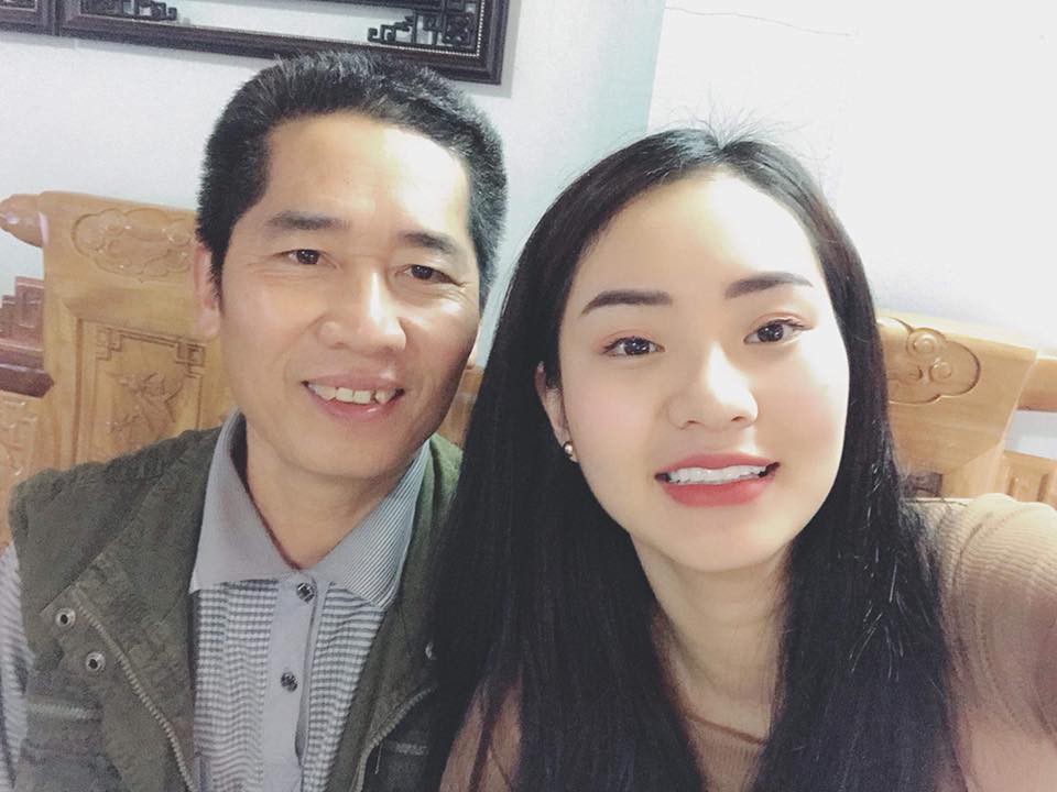 Con gái khoe bố mẹ tình cảm như hồi mới cưới, ngày nào bố cũng chạy 40km xuống viện, kiên nhẫn gội đầu bôi thuốc cho mẹ cả tiếng đồng hồ