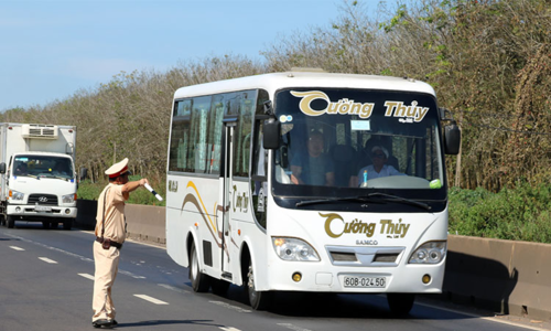 Cảnh sát giao thông tổng kiểm tra giấy tờ, nồng độ cồn của tài xế