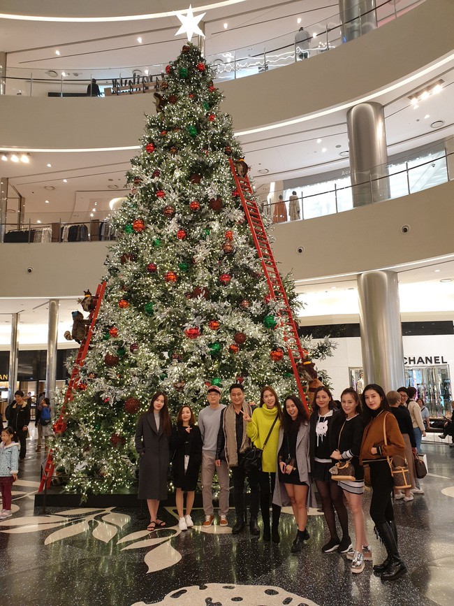 Minh Tiệp nhận gạch đá khi an ủi Nam Em: Cũng may cho em không yêu phải mấy chú hề, không thì còn mệt nữa