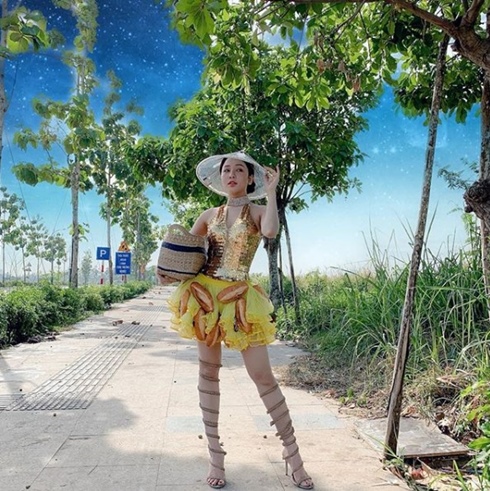 Vừa bị chỉ trích vì dựa hơi PewPew, Bùi Tiến Dũng, hotgirl Trâm Anh lại tiếp tục bị ném đá vì cosplay HHen Niê