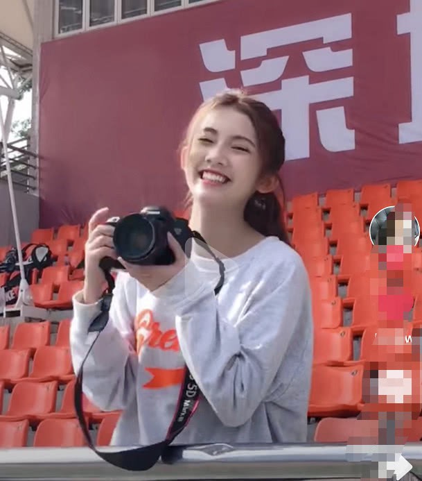Đi chụp lén người khác lại bị người ta chụp lén, nữ sinh nổi như cồn trên mạng vì quá xinh Đi chụp lén người khác lại bị người ta chụp lén, nữ sinh nổi như cồn trên mạng vì quá xinh
