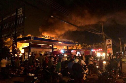 Đang cháy lớn tại cây xăng ở Đồng Nai