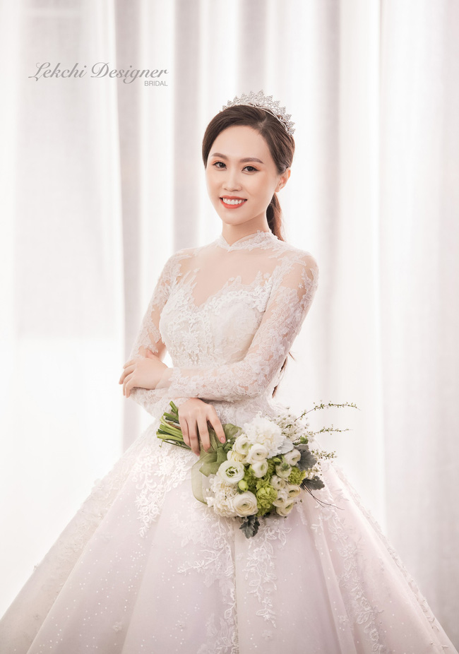 NSND Trung Hiếu phong độ, vợ trẻ kém 19 tuổi xinh như công chúa trong bộ ảnh cưới hiếm hoi vừa được tiết lộ