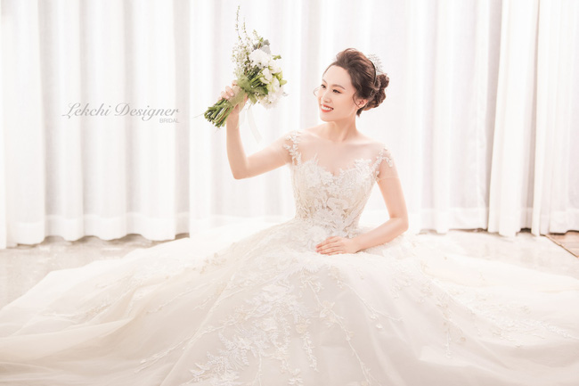 NSND Trung Hiếu phong độ, vợ trẻ kém 19 tuổi xinh như công chúa trong bộ ảnh cưới hiếm hoi vừa được tiết lộ