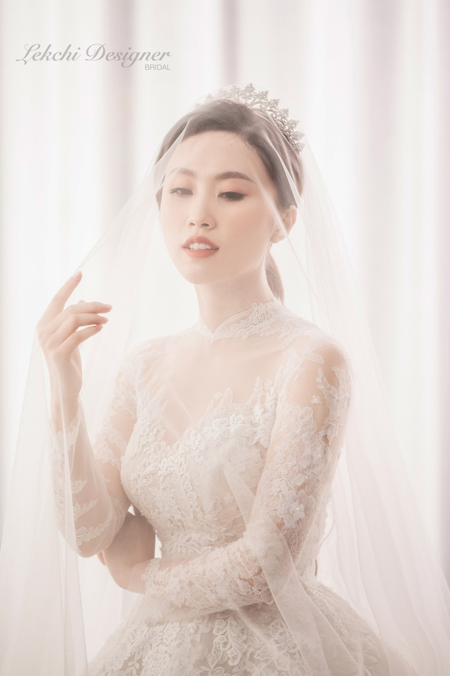 NSND Trung Hiếu phong độ, vợ trẻ kém 19 tuổi xinh như công chúa trong bộ ảnh cưới hiếm hoi vừa được tiết lộ