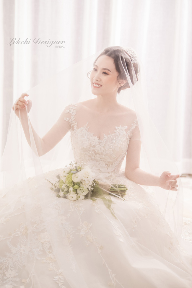 NSND Trung Hiếu phong độ, vợ trẻ kém 19 tuổi xinh như công chúa trong bộ ảnh cưới hiếm hoi vừa được tiết lộ