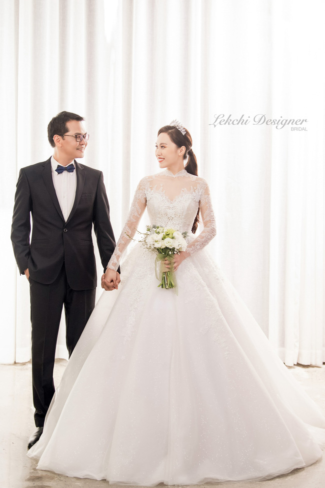 NSND Trung Hiếu phong độ, vợ trẻ kém 19 tuổi xinh như công chúa trong bộ ảnh cưới hiếm hoi vừa được tiết lộ