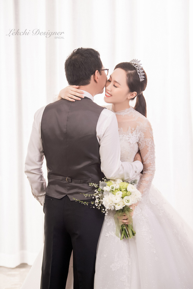 NSND Trung Hiếu phong độ, vợ trẻ kém 19 tuổi xinh như công chúa trong bộ ảnh cưới hiếm hoi vừa được tiết lộ