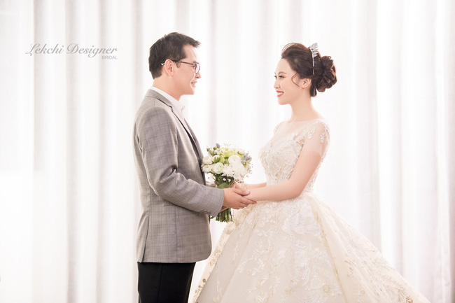 NSND Trung Hiếu phong độ, vợ trẻ kém 19 tuổi xinh như công chúa trong bộ ảnh cưới hiếm hoi vừa được tiết lộ