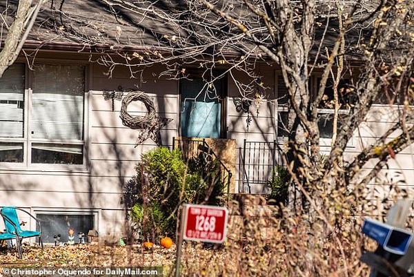 Trong một đêm, thiếu nữ 13 tuổi chứng kiến cả cha lẫn mẹ bị giết bởi gã thanh niên bệnh hoạn