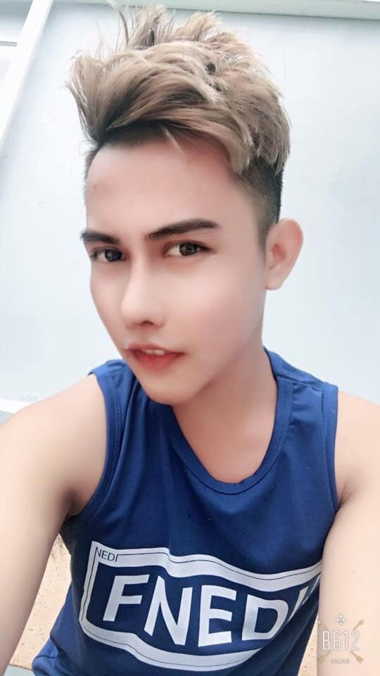 Cứ tưởng là hot girl nào, hoá ra chỉ là Tùng Sơn vừa make up thôi!