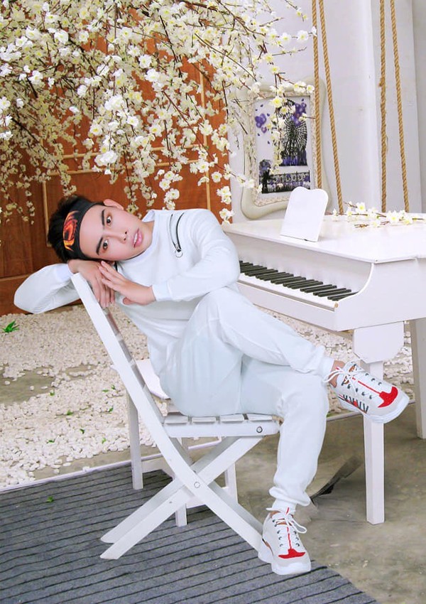 Cứ tưởng là hot girl nào, hoá ra chỉ là Tùng Sơn vừa make up thôi!