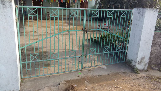 Bé 4 tuổi bị xe cán trước cổng trường: Cháu bé chạy ra khi cổng mở trong giờ học