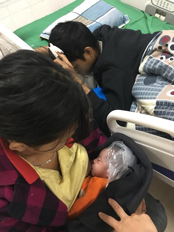 Bé gái 7 ngày tuổi phải quấn nilon chống rét, ở viện cùng mẹ chăm bố mắc bạo bệnh