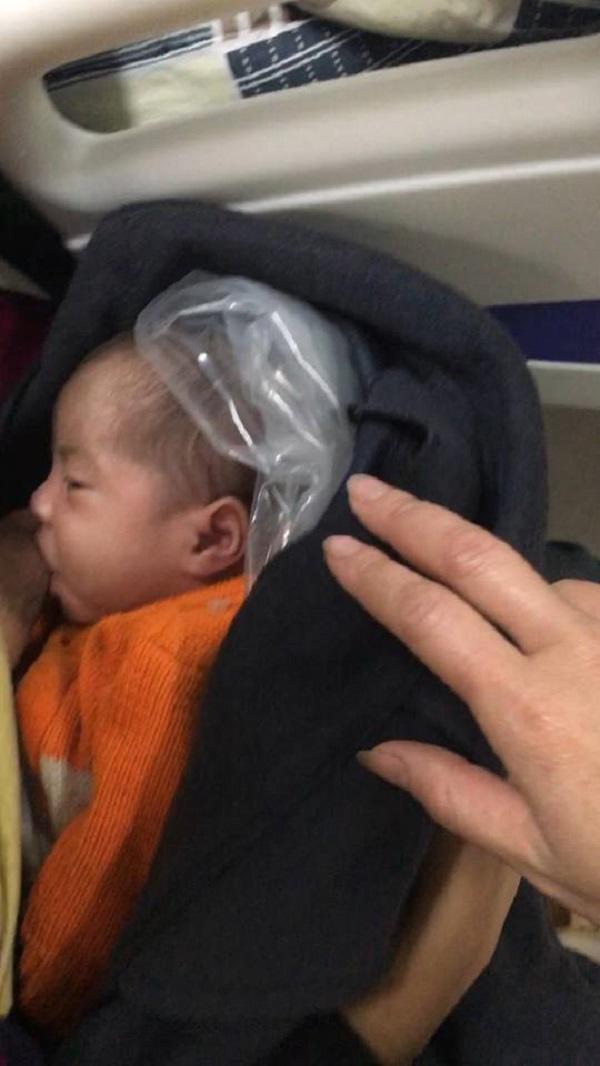 Bé gái 7 ngày tuổi phải quấn nilon chống rét, ở viện cùng mẹ chăm bố mắc bạo bệnh