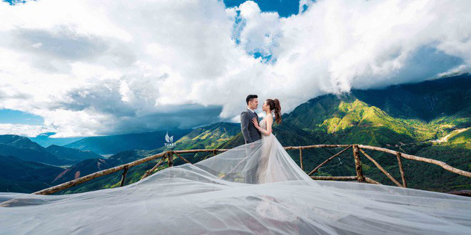 Cô dâu vàng đeo trĩu cổ sống trong lâu đài 7 tầng ở Nam Định: Bố mẹ cho 200 cây vàng, 2 sổ đỏ và rước dâu bằng Rolls-Royce Phantom 35 tỷ