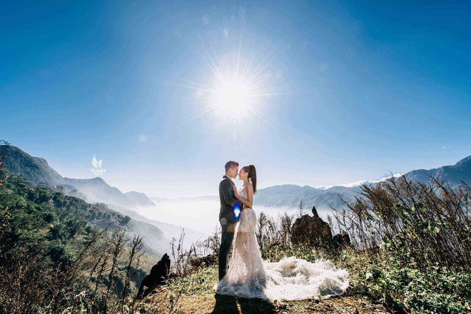 Cô dâu vàng đeo trĩu cổ sống trong lâu đài 7 tầng ở Nam Định: Bố mẹ cho 200 cây vàng, 2 sổ đỏ và rước dâu bằng Rolls-Royce Phantom 35 tỷ