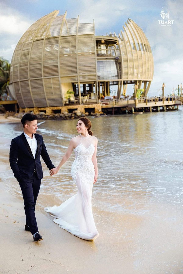 Cô dâu vàng đeo trĩu cổ sống trong lâu đài 7 tầng ở Nam Định: Bố mẹ cho 200 cây vàng, 2 sổ đỏ và rước dâu bằng Rolls-Royce Phantom 35 tỷ