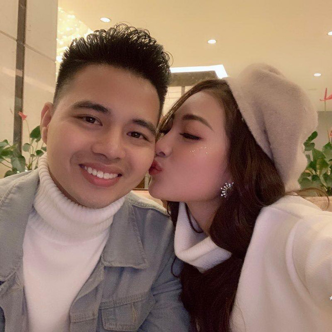 Cô dâu vàng đeo trĩu cổ sống trong lâu đài 7 tầng ở Nam Định: Bố mẹ cho 200 cây vàng, 2 sổ đỏ và rước dâu bằng Rolls-Royce Phantom 35 tỷ