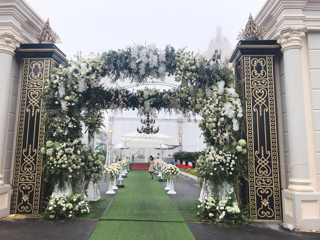 Cô dâu vàng đeo trĩu cổ sống trong lâu đài 7 tầng ở Nam Định: Bố mẹ cho 200 cây vàng, 2 sổ đỏ và rước dâu bằng Rolls-Royce Phantom 35 tỷ