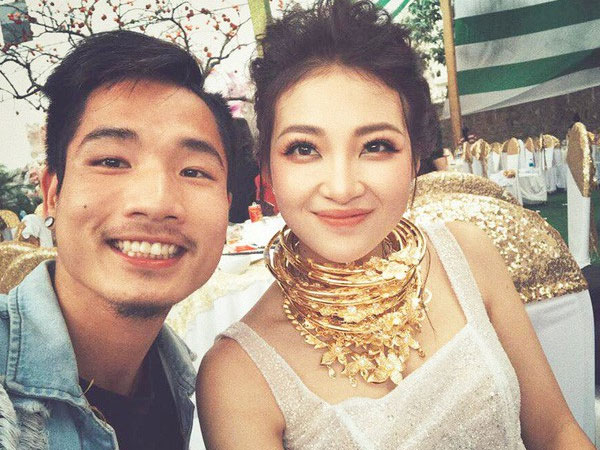 Cô dâu vàng đeo trĩu cổ sống trong lâu đài 7 tầng ở Nam Định: Bố mẹ cho 200 cây vàng, 2 sổ đỏ và rước dâu bằng Rolls-Royce Phantom 35 tỷ