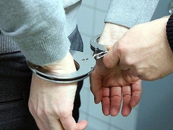 Cơ trưởng Vietnam Airlines bị bắt giữ vì buôn lậu 120 chai nước hoa Channel cùng 3 ĐTDĐ... từ Pháp về Việt Nam