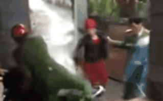 Tố công an túm áo người phụ nữ kéo lên xe máy: Tôi hỏi lại anh em thì bảo không có gì