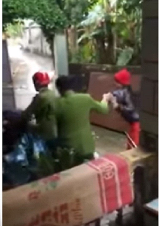 Tố công an túm áo người phụ nữ kéo lên xe máy: Tôi hỏi lại anh em thì bảo không có gì