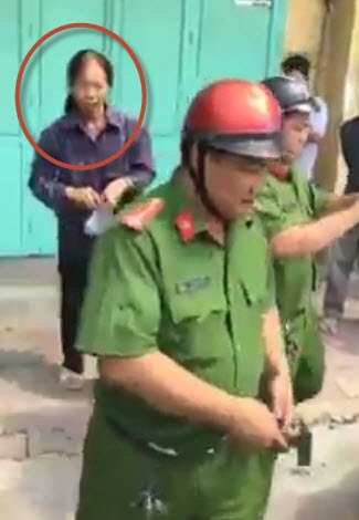 Cụ bà Sài Gòn đập phá ô tô tiền tỉ vì kính xe phản chiếu vào bàn thờ trong nhà