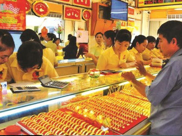 Giá vàng hôm nay 16/1: Bất ổn Tây sang Đông, kích cầu đầu cơ