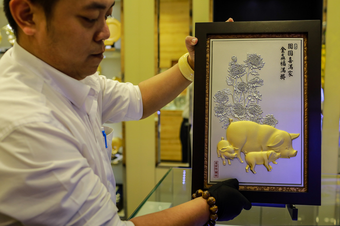 Tượng heo vàng giá trăm triệu ở Sài Gòn