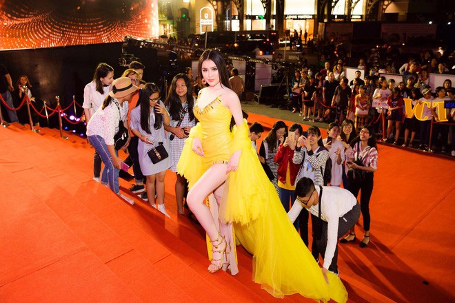 Những lần sao Việt làm lố trên thảm đỏ sự kiện: Người không mời cũng tới, kẻ diện đồ gây tranh cãi để nổi bật