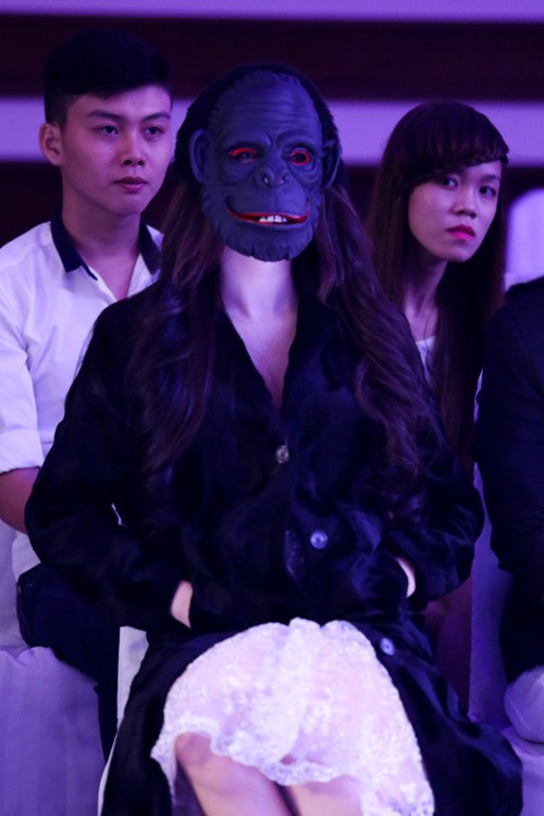 Những lần sao Việt làm lố trên thảm đỏ sự kiện: Người không mời cũng tới, kẻ diện đồ gây tranh cãi để nổi bật