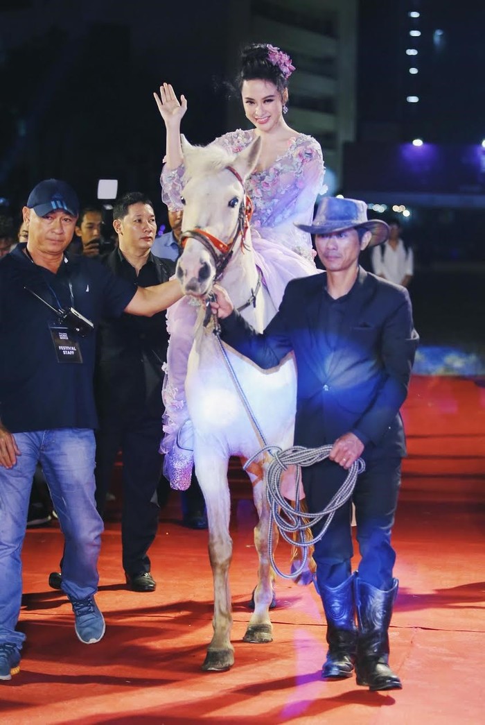 Những lần sao Việt làm lố trên thảm đỏ sự kiện: Người không mời cũng tới, kẻ diện đồ gây tranh cãi để nổi bật