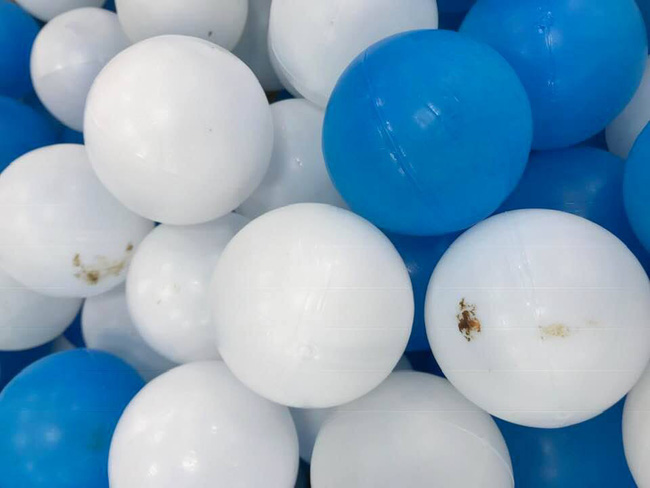 Hoảng hồn với bãi mìn thối dây khắp nơi khi đưa con vào nhà bóng chơi, mẹ trẻ bức xúc lên tiếng cảnh báo khiến nhiều người giật mình Hoảng hồn với bãi mìn thối dây khắp nơi khi đưa con vào nhà bóng chơi, mẹ trẻ bức xúc lên tiếng cảnh báo khiến nhiều người giật mình