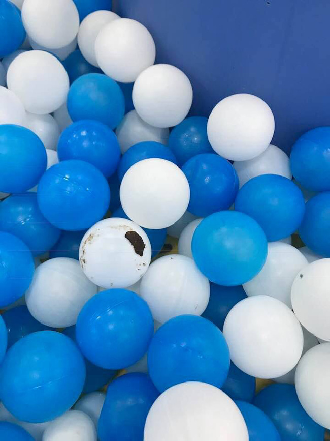 Hoảng hồn với bãi mìn thối dây khắp nơi khi đưa con vào nhà bóng chơi, mẹ trẻ bức xúc lên tiếng cảnh báo khiến nhiều người giật mình Hoảng hồn với bãi mìn thối dây khắp nơi khi đưa con vào nhà bóng chơi, mẹ trẻ bức xúc lên tiếng cảnh báo khiến nhiều người giật mình