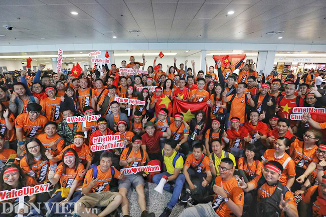 Ảnh: CĐV cắt tóc chân dung HLV Park sang UAE cổ vũ Việt Nam