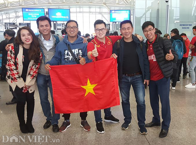 Ảnh: CĐV cắt tóc chân dung HLV Park sang UAE cổ vũ Việt Nam