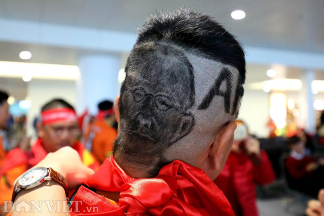 Ảnh: CĐV cắt tóc chân dung HLV Park sang UAE cổ vũ Việt Nam