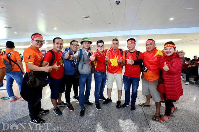 Ảnh: CĐV cắt tóc chân dung HLV Park sang UAE cổ vũ Việt Nam