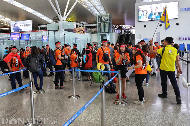 Ảnh: CĐV cắt tóc chân dung HLV Park sang UAE cổ vũ Việt Nam