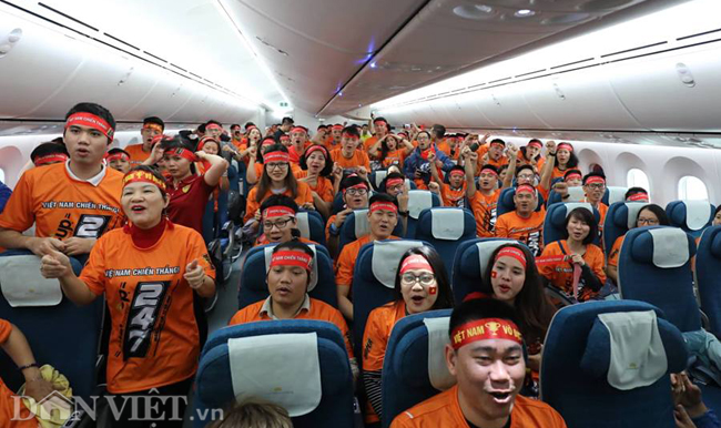 Ảnh: CĐV cắt tóc chân dung HLV Park sang UAE cổ vũ Việt Nam