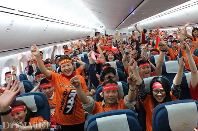 Ảnh: CĐV cắt tóc chân dung HLV Park sang UAE cổ vũ Việt Nam