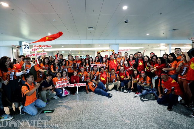 Ảnh: CĐV cắt tóc chân dung HLV Park sang UAE cổ vũ Việt Nam