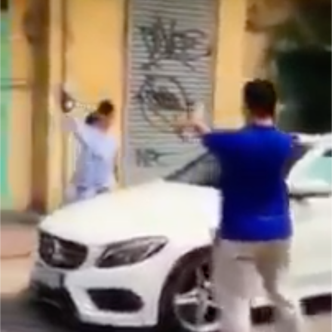 TP. HCM: Cụ bà cầm búa đập vỡ xế sang Mercedes đỗ trước cửa nhà vì nó dám thách thức