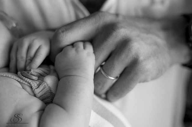 Bức thư của mẹ gửi con sơ sinh vừa qua đời sốt MXH: Xung quanh ai cũng áp con vào ngực, riêng mẹ thì không!