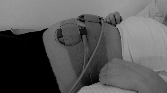 Bức thư của mẹ gửi con sơ sinh vừa qua đời sốt MXH: Xung quanh ai cũng áp con vào ngực, riêng mẹ thì không!