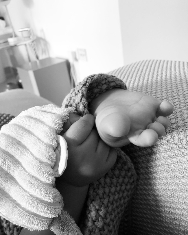 Bức thư của mẹ gửi con sơ sinh vừa qua đời sốt MXH: Xung quanh ai cũng áp con vào ngực, riêng mẹ thì không!