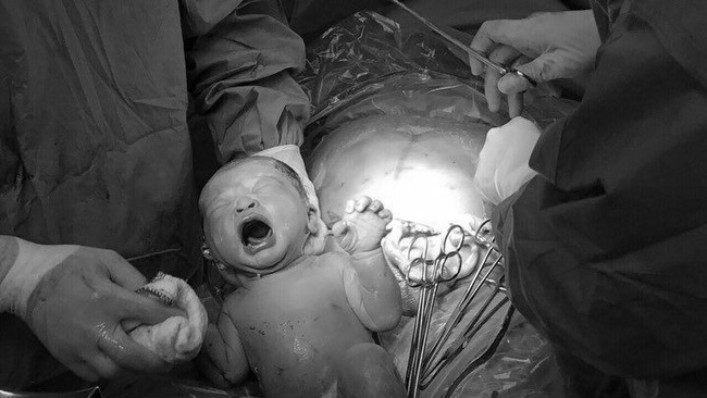 Bức thư của mẹ gửi con sơ sinh vừa qua đời sốt MXH: Xung quanh ai cũng áp con vào ngực, riêng mẹ thì không!